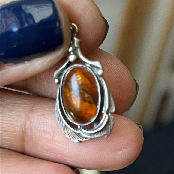 Elegant Sterling Silver and Amber Pendant - Picture 2 of 6